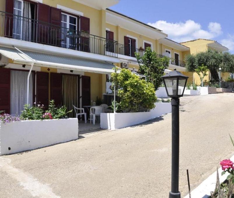 Braziliana Apartments Dassia  Bagian luar foto